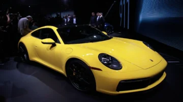 كيف أصاب عطل جماعي سيارات بورشه في روسيا دفعة واحدة؟